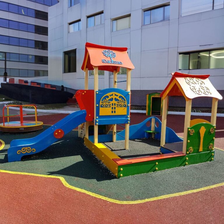 Детская игровая площадка из горки, домика в яркой расцветке на игровой площадке в Астане
