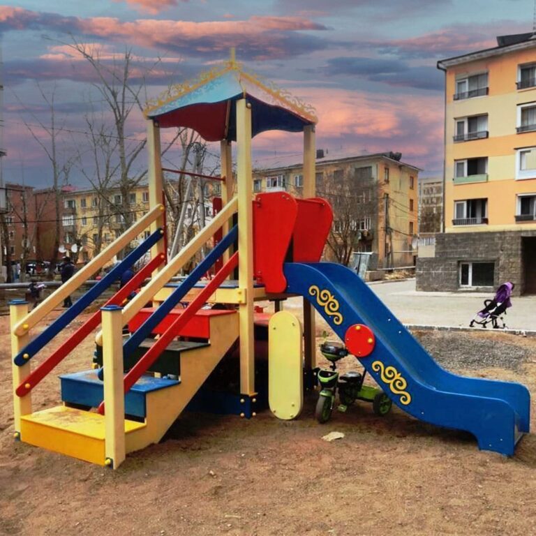 Детская площадка в яркой расцветке на игровой площадке в Астане
